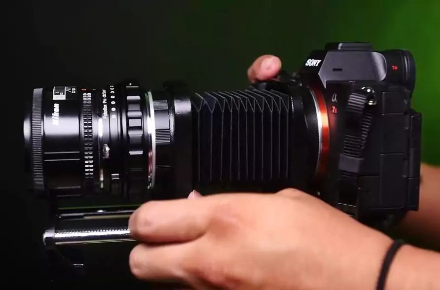 Ein Leitfaden für Sony E-Zubehör 12 a hand holding a camera