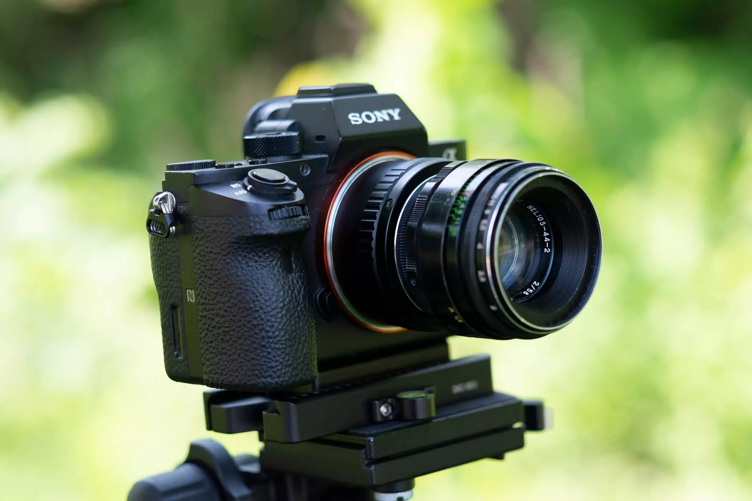 Ein Leitfaden für Sony E-Zubehör 2 a camera on a tripod