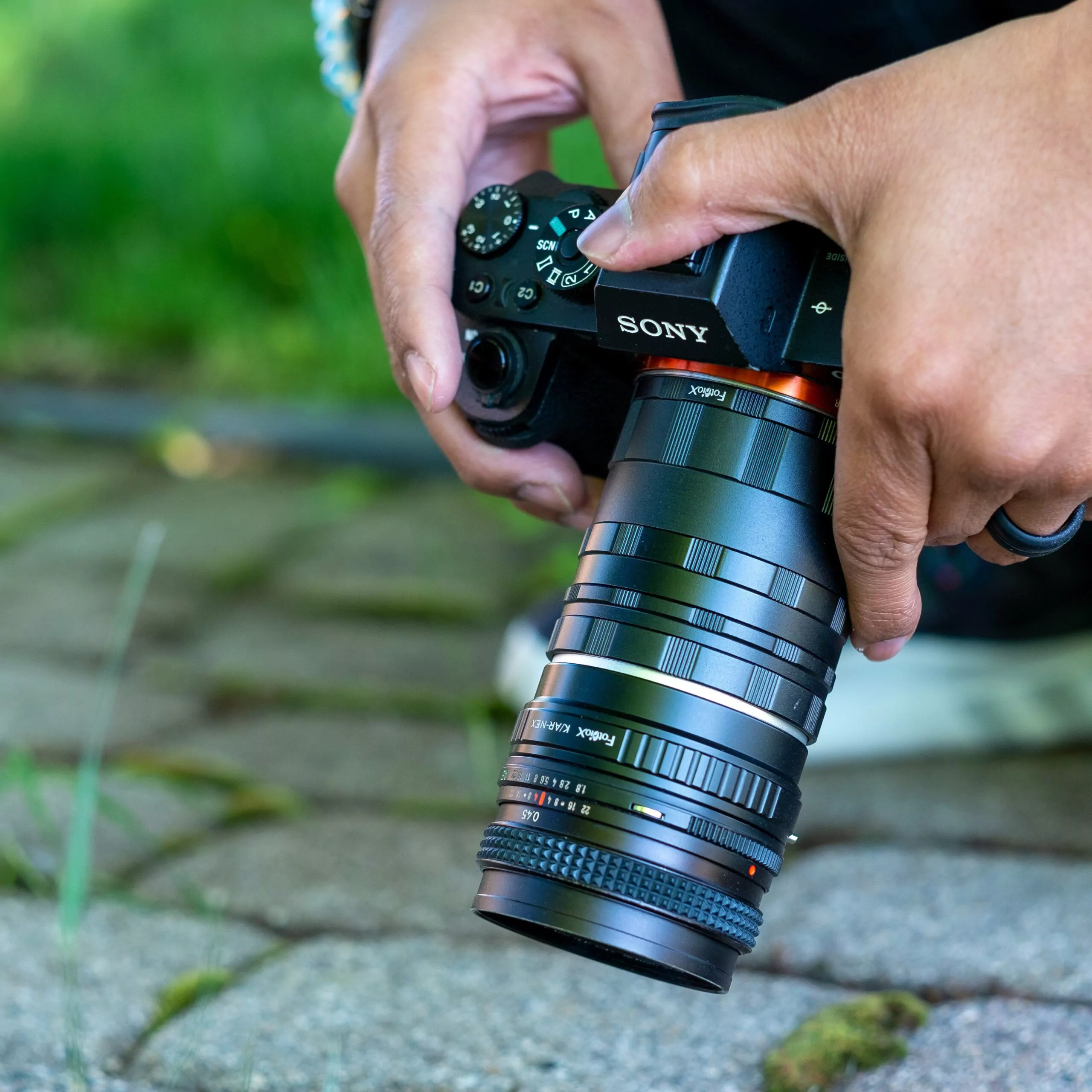 Ein Leitfaden für Sony E-Zubehör 9 a person holding a camera