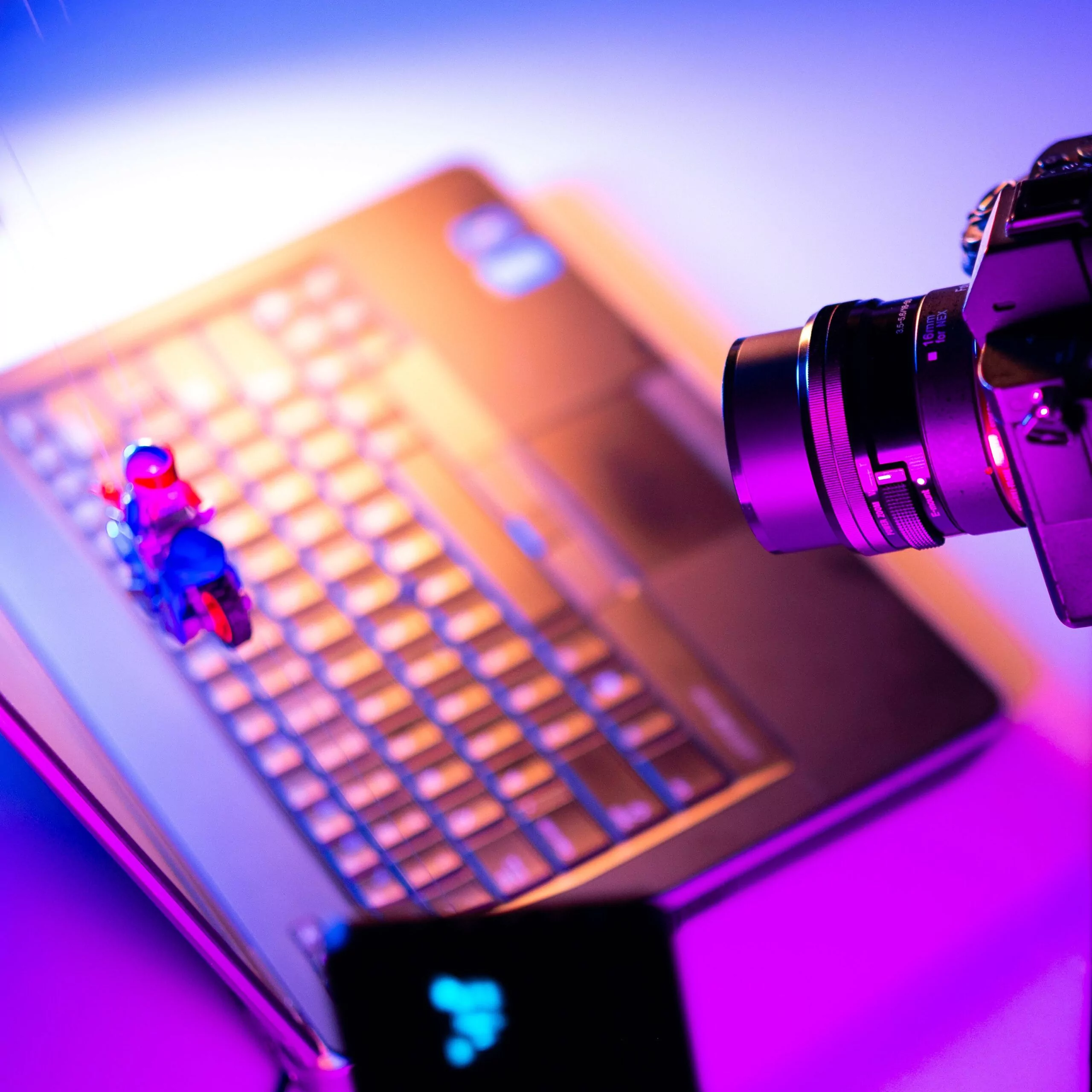 Ein Leitfaden für Sony E-Zubehör 10 a red light on a laptop with a toy on it